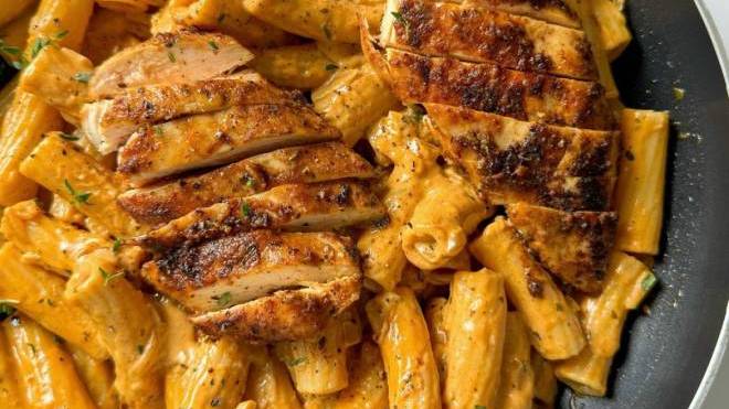 Creamy chicken pasta: Πώς θα φτιάξεις την πιο γευστική μακαρονάδα σε χρόνο μηδέν