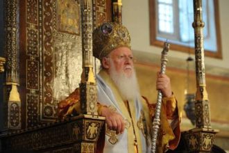 Συγκινημένος ο Πατριάρχης Βαρθολομαίος: «Έπεσε ο μέγας στύλος της Εκκλησίας στην Αλβανία»