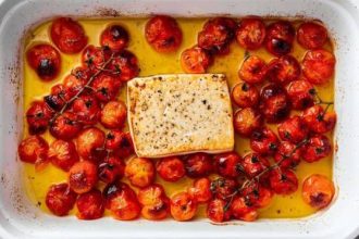 Baked Feta Pasta: Η viral συνταγή που θέλει μόνο 5 υλικά!
