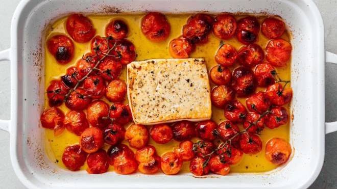 Baked Feta Pasta: Η viral συνταγή που θέλει μόνο 5 υλικά!