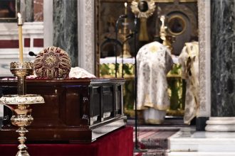 Σε λαϊκό προσκύνημα στη Μητρόπολη Αθηνών το σκήνωμα του Αρχιεπισκόπου Αναστάσιου (ΒΙΝΤΕΟ)