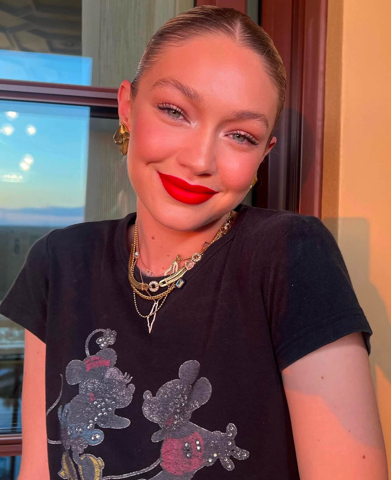 Η Θεωρία του Κόκκινου Κραγιόν: Πώς ένα beauty look μπορεί να αλλάξει ολόκληρη την ψυχολογία μας
