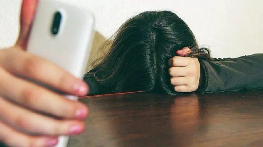 Revenge porn στην Ηλεία: Εκβίαζε 17χρονη ότι θα δημοσιοποιήσει άσεμνες φωτογραφίες της