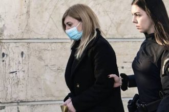 Στα δικαστήρια η Ρούλα Πισπιρίγκου – Συνεχίζεται η δίκη για τους θανάτους Ίριδας και Μαλένας