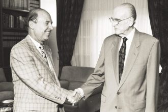 Δίπλα στον Ανδρέα ο Σημίτης