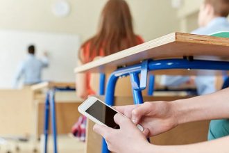Κινητά τηλέφωνα στα σχολεία: 16.000 αποβολές σε 4 μήνες