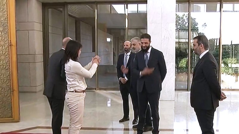 Ο Αλ Τζολάνι υποδέχθηκε δια χειραψίας μόνο τον Ζαν Νοέλ Μπαρό και όχι την Αναλένα Μπέρμποκ γιατί είναι γυναίκα!