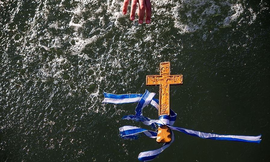 Οκτώ έθιμα των Θεοφανίων σε όλη την Ελλάδα