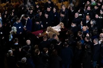 Πλήθος κόσμου στο λαϊκό προσκύνημα για τον Αρχιεπίσκοπο Αναστάσιο στα Τίρανα