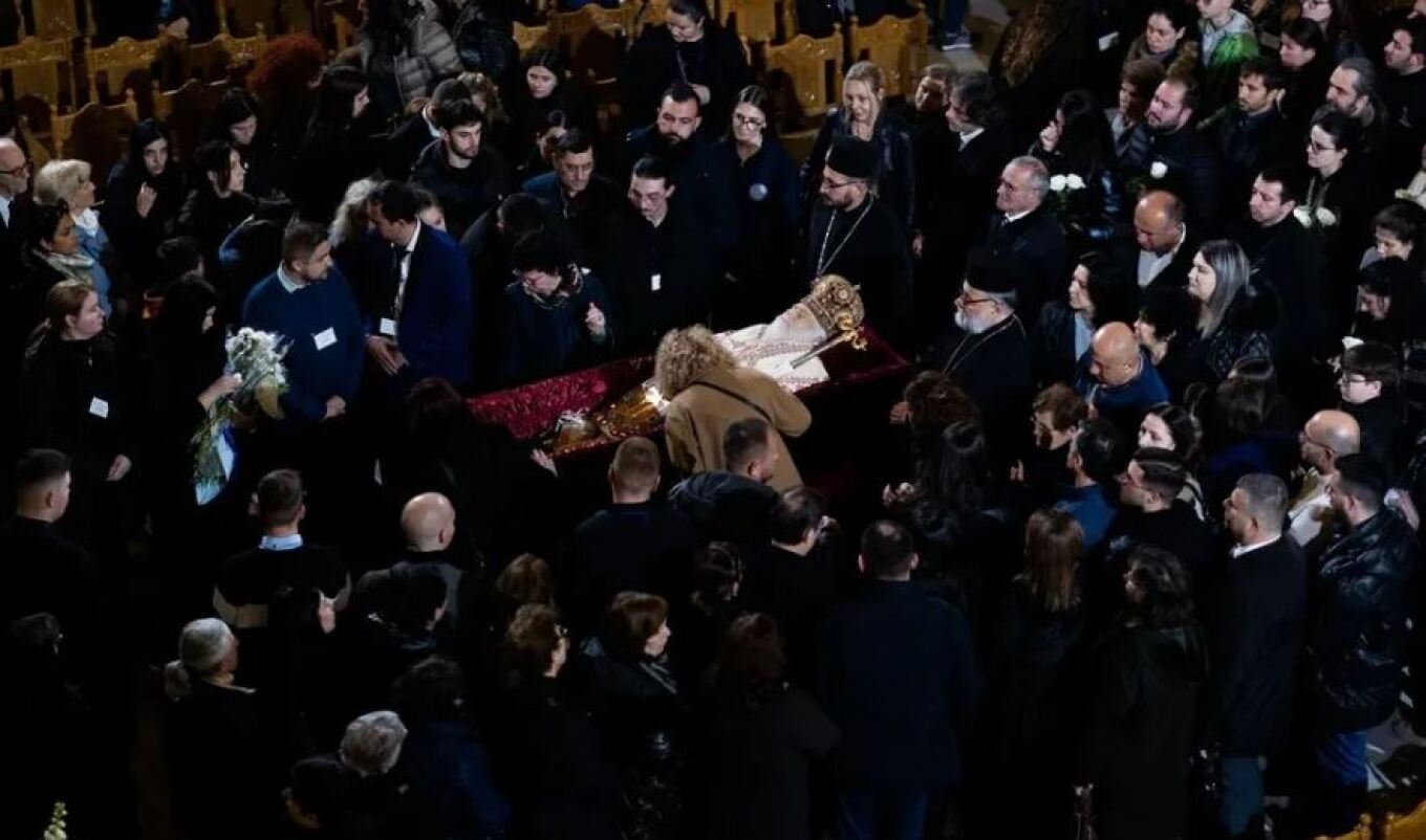 Πλήθος κόσμου στο λαϊκό προσκύνημα για τον Αρχιεπίσκοπο Αναστάσιο στα Τίρανα