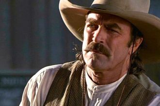 Τομ Σέλεκ: Ο 80χρονος ηθοποιός που αρνήθηκε τον ρόλο του Ιντιάνα Τζόουνς και ζει για ένα τελευταίο γουέστερν