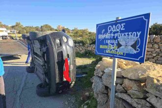 Σύρος: Αυτοκίνητο "τούμπαρε" - Από θαύμα σώθηκαν οι επιβάτες ΦΩΤΟ