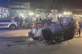 Δυτ. Ελλάδα: Τούμπαρε Ι.Χ. - Από θαύμα γλίτωσαν πατέρας και παιδί (ΦΩΤΟ)