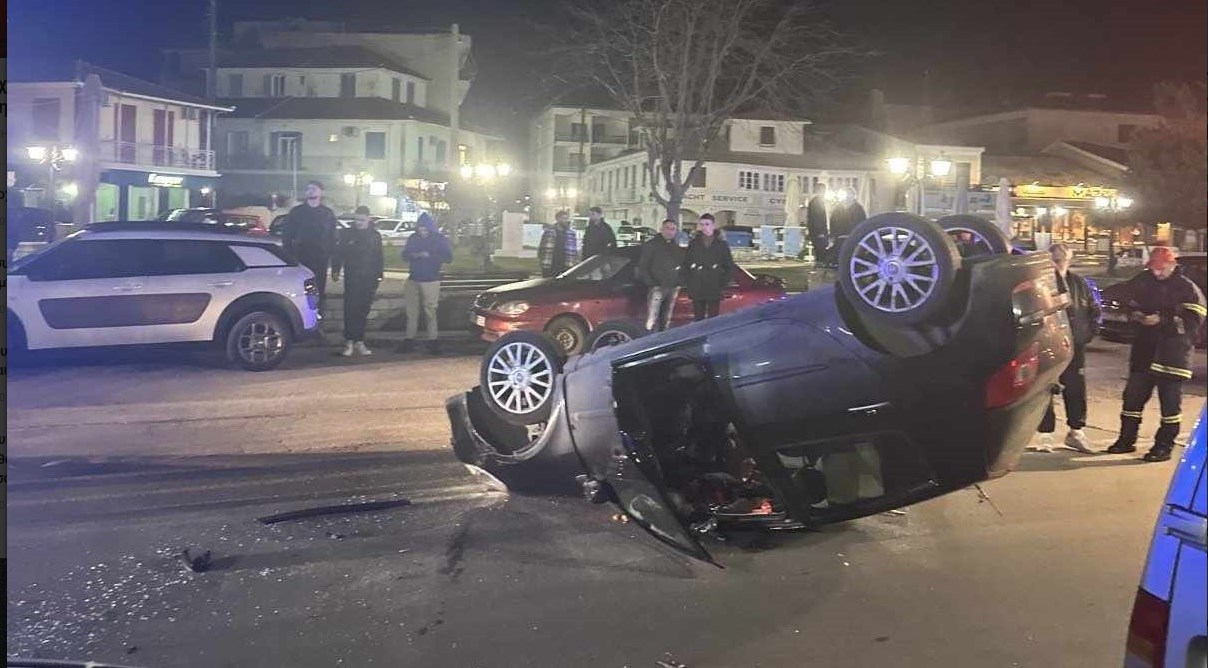 Δυτ. Ελλάδα: Τούμπαρε Ι.Χ. - Από θαύμα γλίτωσαν πατέρας και παιδί (ΦΩΤΟ)