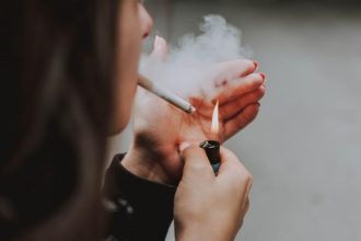 «Κόβεται» το αλκοόλ στους ανηλίκους και το τσιγάρο στους εξωτερικούς χώρους