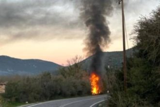 Σώθηκαν από θαύμα τρεις 20χρονοι που πήγαιναν στα Καλάβρυτα για σκι - Το τζιπ τους έπεσε σε χαντάκι και έπιασε φωτιά (ΦΩΤΟ)