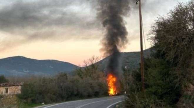 Σώθηκαν από θαύμα τρεις 20χρονοι που πήγαιναν στα Καλάβρυτα για σκι - Το τζιπ τους έπεσε σε χαντάκι και έπιασε φωτιά (ΦΩΤΟ)