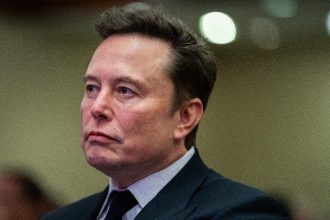 Ο Ίλον Μασκ εκφράζει στήριξη σε Βρετανό ακροδεξιό ακτιβιστή