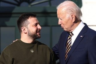 Την ανάγκη υποστήριξης της Ουκρανίας υπογράμμισε ο Μπάιντεν σε συνομιλία με τον Ζελένσκι