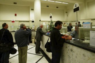 Σε ποιες τραπεζικές συναλλαγές μπαίνει "φρένο" από αύριο Δευτέρα