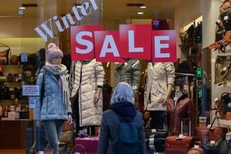 Χειμερινές εκπτώσεις: Πότε ξεκινούν, ποιες Κυριακές θα είναι ανοικτά τα καταστήματα τον Ιανουάριο