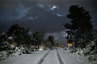 Λεωφορεία αποκλείστηκαν στα χιόνια, στα Τρία Πέντε Πηγάδια