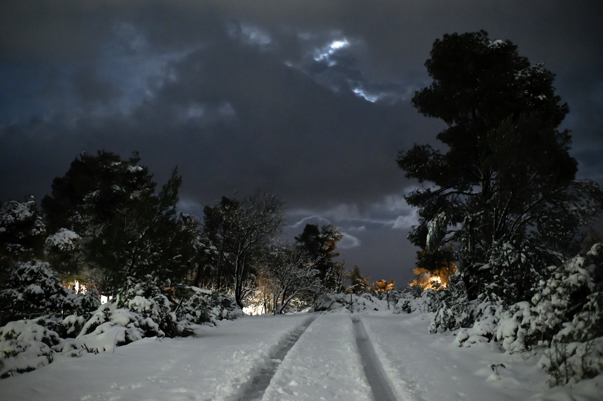 Λεωφορεία αποκλείστηκαν στα χιόνια, στα Τρία Πέντε Πηγάδια
