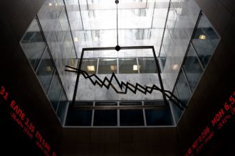 Χρηματιστήριο: Βρίσκει αγοραστές σε τιμές άνω των 1.550 μονάδων