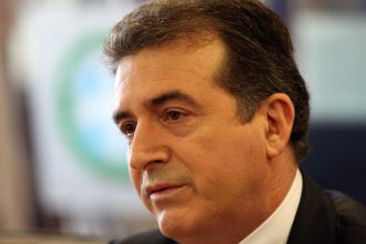 Χρυσοχοΐδης: Ο Κώστας Σημίτης συγκαταλέγεται στους ιστορικούς ηγέτες και πρωθυπουργούς της χώρας