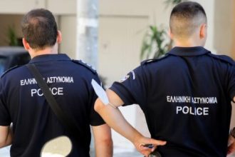Δυτ. Ελλάδα: Άνδρας απειλεί να πέσει από ταράτσα - ΝΕΟΤΕΡΑ