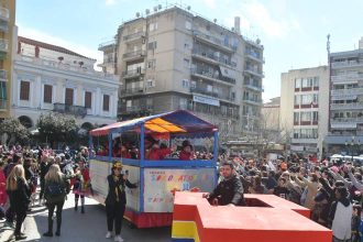 Σοκολατοπόλεμος στην κορύφωση του καρναβαλικού θερμομέτρου στην Πάτρα