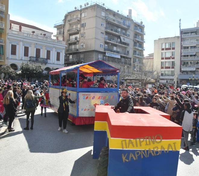 Σοκολατοπόλεμος στην κορύφωση του καρναβαλικού θερμομέτρου στην Πάτρα