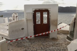 Σαντορίνη-Κωνσταντίνος Παπαζάχος για τους σεισμούς: «Μοιάζει όλο και πιο απίθανη μία ισχυρότερη δόνηση»