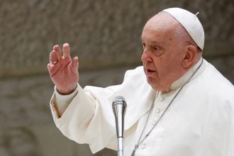 Πάπας Φραγκίσκος: Διέκοψε ομιλία του – «Έχω μια δυσκολία στην αναπνοή»