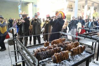 Η Πάτρα γιορτάζει την Τσικνοπέμπτη με χορό, μουσικές και ψησταριές (ΦΩΤΟ)