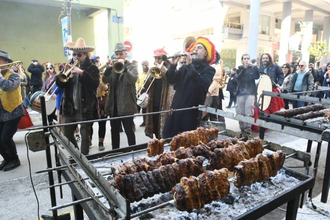 Η Πάτρα γιορτάζει την Τσικνοπέμπτη με χορό, μουσικές και ψησταριές (ΦΩΤΟ)