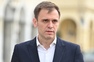 Μάντζος για το επεισόδιο με συνεργάτιδά του στη Βουλή: «Υπήρξε έντονη διαφωνία, λιποθύμησε και χτύπησε στην πόρτα»