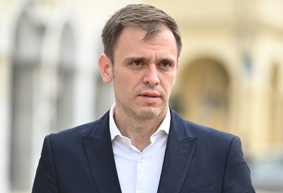 Μάντζος για το επεισόδιο με συνεργάτιδά του στη Βουλή: «Υπήρξε έντονη διαφωνία, λιποθύμησε και χτύπησε στην πόρτα»