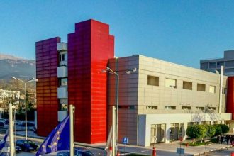 Oι εργαζόμενοι του Νοσοκομείου "Άγιος Ανδρέας" στην απεργία για τα Τέμπη