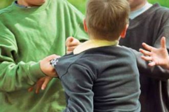 Αχαΐα: Έπιασε από τον γιακά συμμαθητή του και τον απείλησε - Χειροπέδες σε 14χρονο και στη μητέρα του