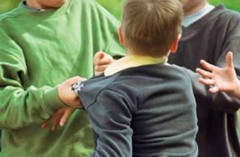 Αχαΐα: Έπιασε από τον γιακά συμμαθητή του και τον απείλησε - Χειροπέδες σε 14χρονο και στη μητέρα του