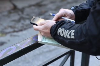 Οδηγός χτύπησε με φορτηγό τροχονόμο επειδή του έκοψε κλήση