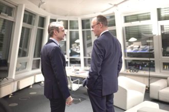 Τηλεφωνική επικοινωνία Μητσοτάκη - Μερτς: «Σημαντική νίκη για το ΕΛΚ και την Ευρώπη»