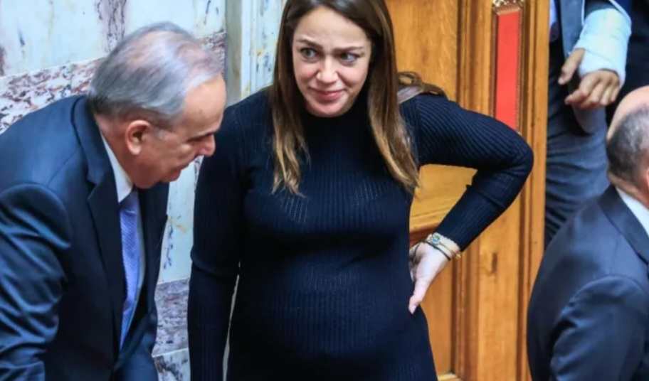 Δόμνα Μιχαηλίδου: Με φουσκωμένη κοιλίτσα στη Βουλή