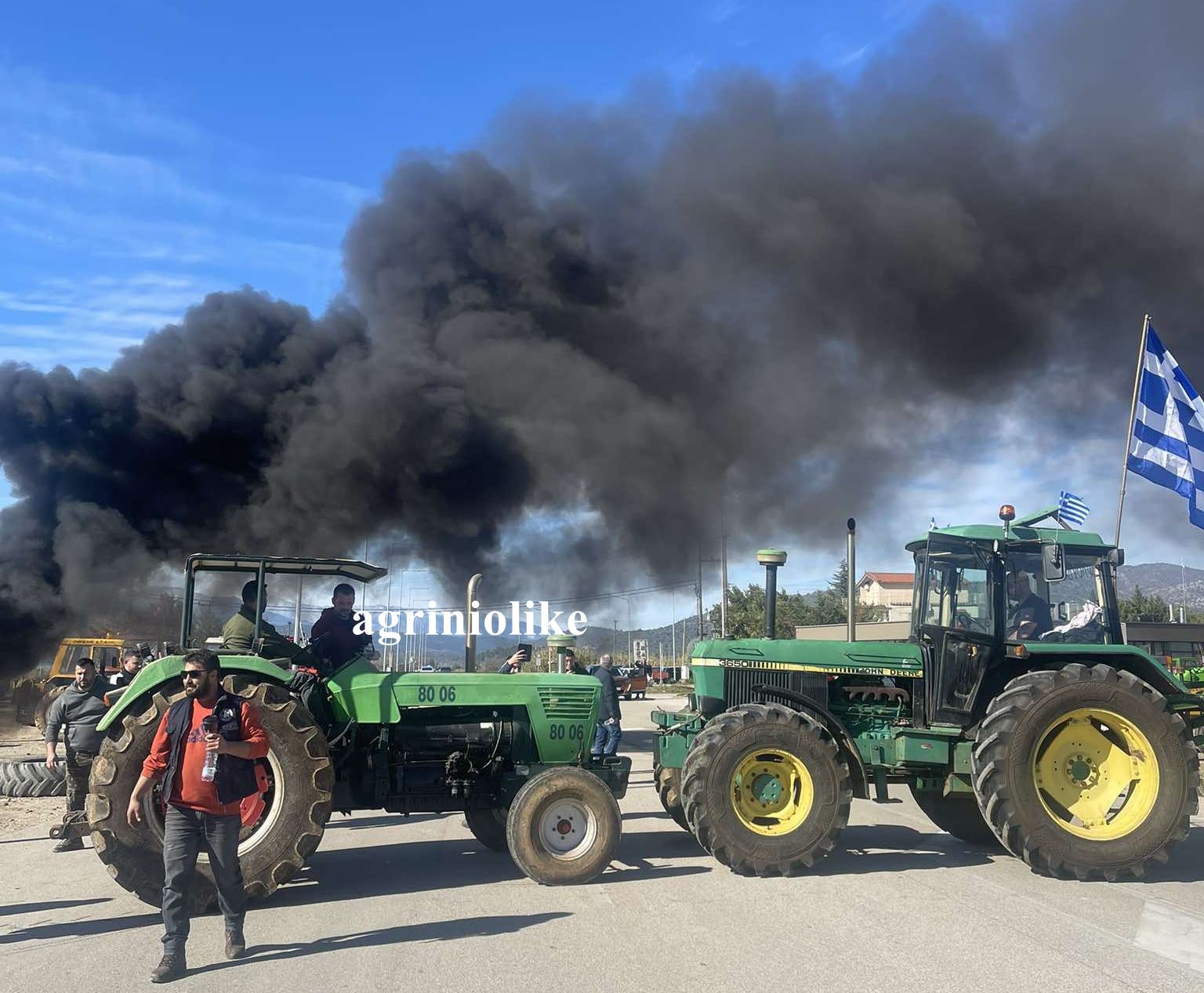 "Μπλόκο" αγροτών στην Αντιρρίου-Ιωαννίνων - Έκλεισαν το δρόμο (ΦΩΤΟ - ΒΙΝΤΕΟ)