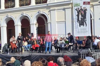 ΘέατροΚαρναβαλοΞεφάντωσαν στην πλατεία Γεωργίου (ΦΩΤΟ & ΒΙΝΤΕΟ)