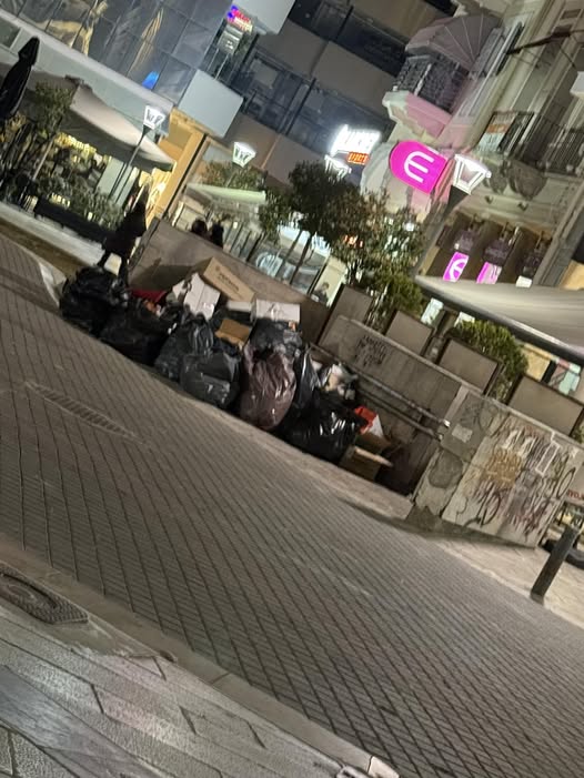 Πάτρα: Παράτησαν τα σκουπίδια τους στον πεζόδρομο! (ΦΩΤΟ)