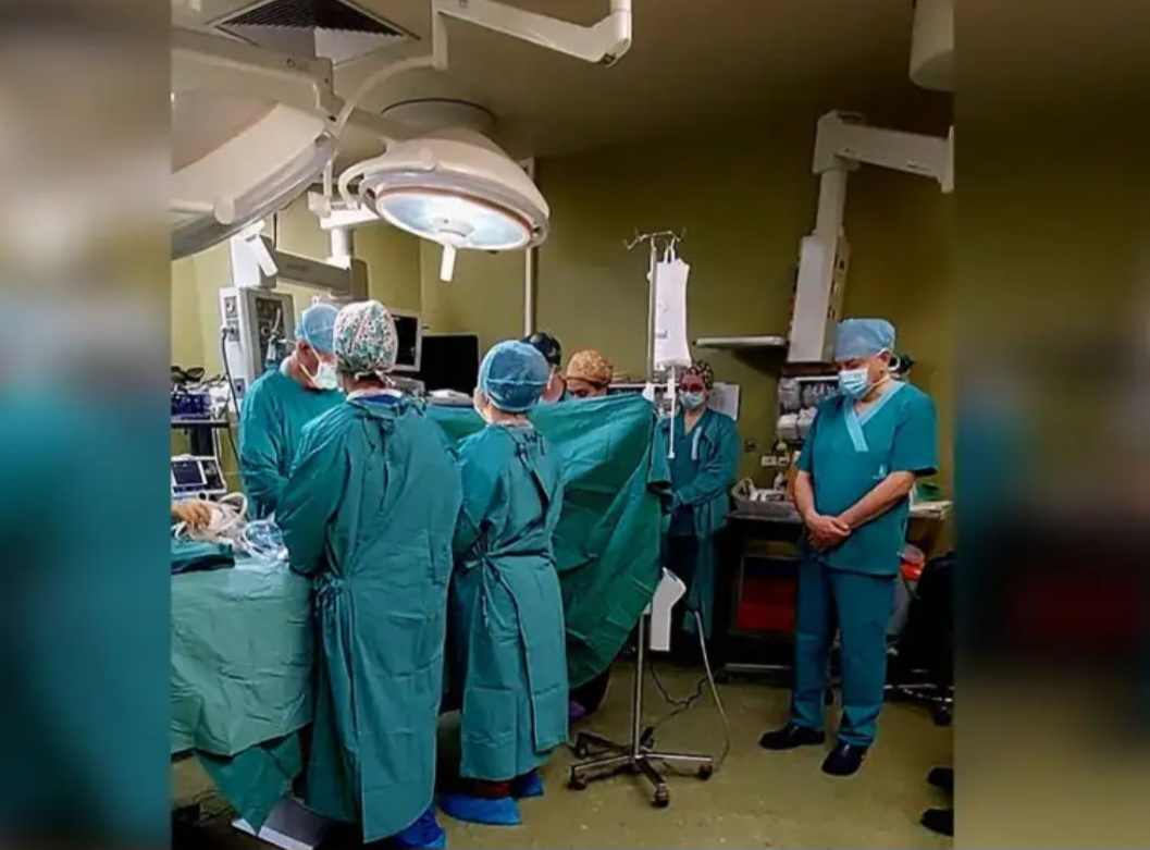 Συγκλονιστικό: Ενός λεπτού σιγή και υπόκλιση λίγο πριν την λήψη των οργάνων του μικρού Άγγελου