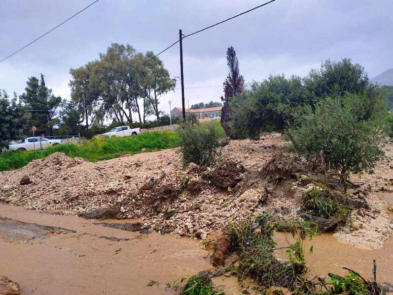 Σε επιφυλακή κάτοικοι και Αρχές στην Κεφαλονιά - Πλημμύρισαν σπίτια, καλλιέργειες και καταστράφηκαν παραλίες στα Περατάτα (ΦΩΤΟ)