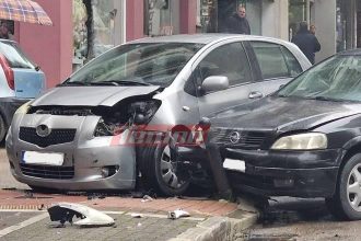 Πάτρα: Σύγκρουση στη Γούναρη - Ανέβηκαν στο πεζοδρόμιο τα αυτοκίνητα(ΦΩΤΟ)